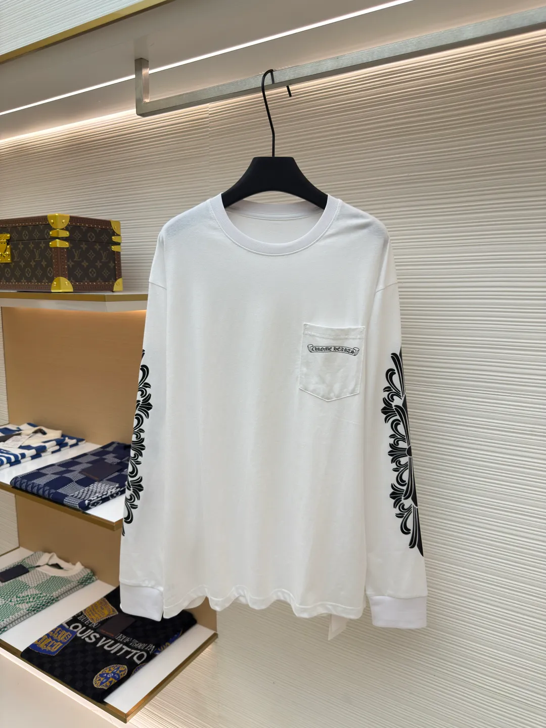 Chrome Hearts Graffiti Limited Long Sleeve ●Item No.: 1680095-A10 ●Material: pure cotton fabric ●Technology: Printing ●Version: Fitted version ●Weight: about 300 grams ●Size: S-M-L ●Description: The fabric is made of 26-woven 220-gram cotton, and the printing is printed with ink. The most important thing is that the leather is sewn by hand (handwork involves high costs). A lot of effort has been put into the fabric, hardware and craftsmanship. The top quality and industry benchmark in the market are only owned by a few people. The overall wiring is straight and delicate, the fabric is comfortable and soft, and the color is consistent without color difference. It can be matched with the same style to create a fashionable look and control various occasions. Customized accessories, complete with three standards, same style for men and women!